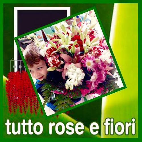 Un bambino tiene in mano un vivace bouquet di fiori rossi, rosa e bianchi. L'immagine è incorniciata da un bordo verde e sovrapposta a uno sfondo verde. Il testo italiano recita "tutto rose e fiori" in basso.